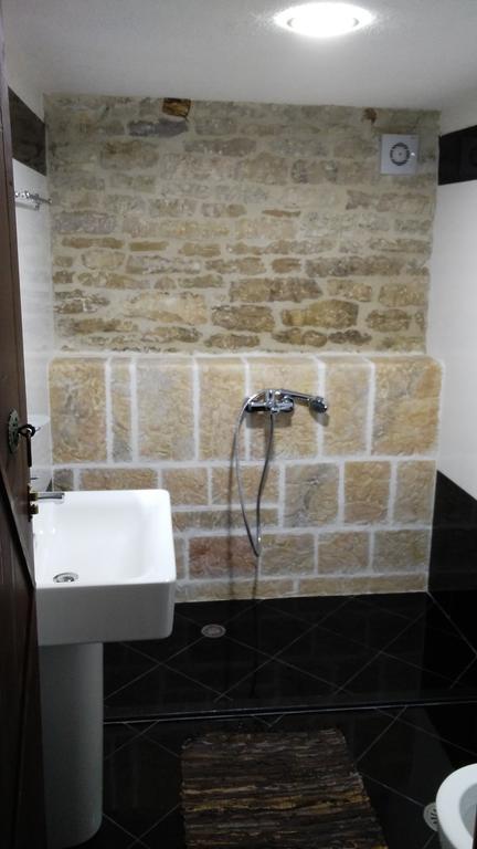 Konaku Guest House Gjirokastër Værelse billede