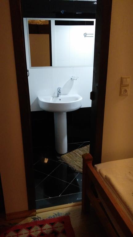 Konaku Guest House Gjirokastër Værelse billede